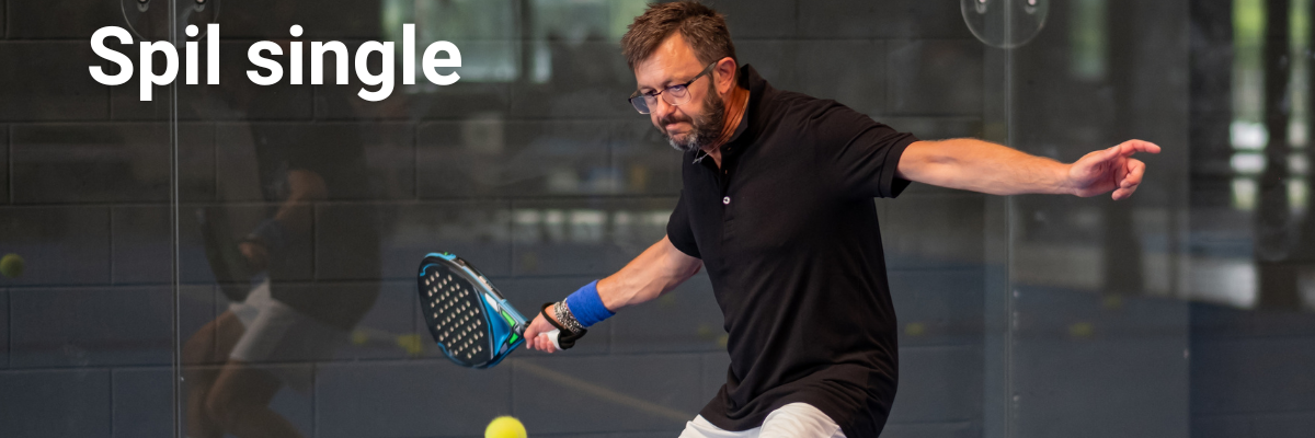 Spil padel på en singlebane i xpadel